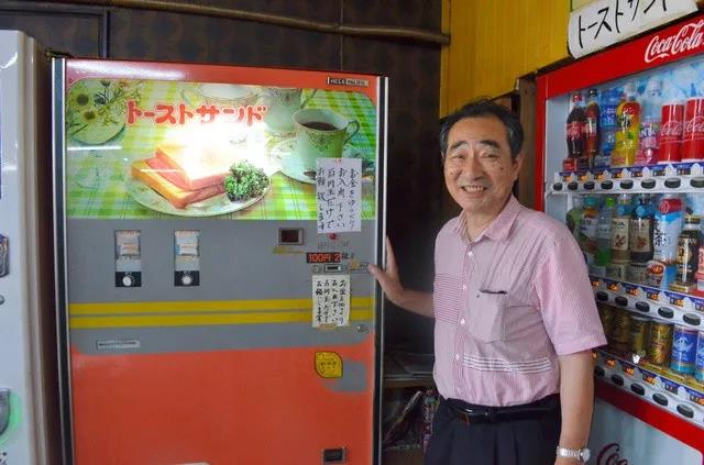 自助餐廳老板中島薰和自動販賣機。（圖片來源：日本《朝日新聞》網(wǎng)站）